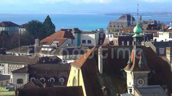美丽的蓝湖日内瓦红色屋顶和哥特式尖塔在洛桑视频的预览图
