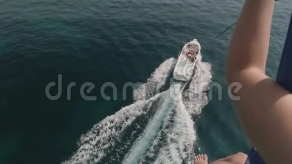 寄生的水上游乐在黑山的一艘船后乘降落伞飞行视频的预览图