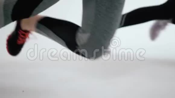 贴身女子与手臂舞蹈快速交叉训练背后做伸展运动视频的预览图
