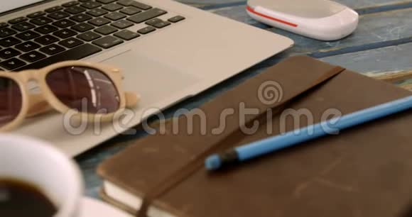 桌子4k上的咖啡组织者铅笔太阳镜和笔记本电脑视频的预览图