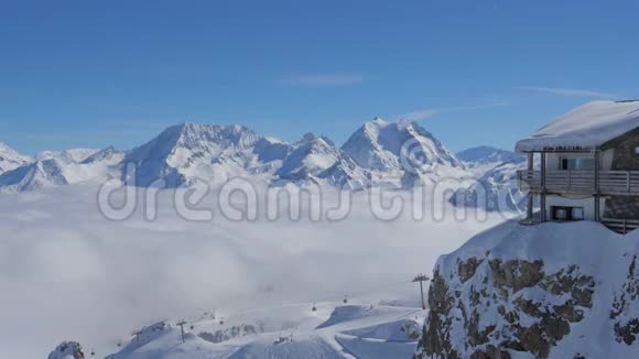 从右到左的雪山和云谷呼吸全景视频的预览图