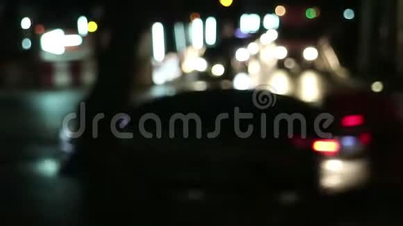 夜城街道交通车和闪烁道路施工灯视频的预览图