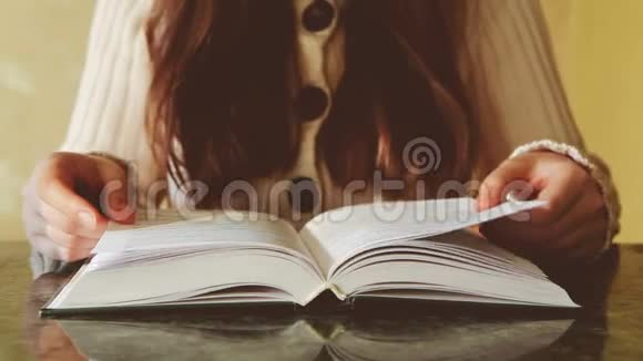 年轻的美女长发阅读书籍休闲观念视频的预览图