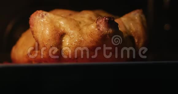 用香料在烤箱中准备全炸脆鸡在电炉中煮熟视频的预览图