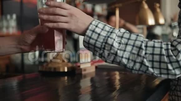 男人通过智能手机支付账单在咖啡馆里使用NFC技术喝柠檬水视频的预览图