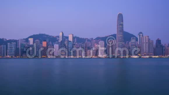 香港的天际线可观赏维多利亚港之夜至白天时间差4K视频的预览图