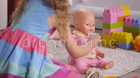 一个小女孩玩娃娃视频的预览图