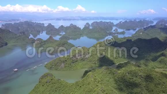 海龙湾绿岛上的鸟瞰云影视频的预览图