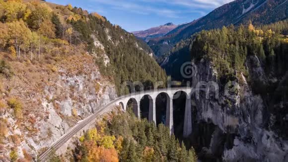 秋季高架桥瑞士火车兰德瓦塞尔高架桥瑞士火车兰德瓦塞尔秋季高架桥视频的预览图