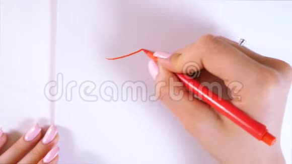 书法家双手特写在白纸上写爱字刻划装饰的字母书法视频的预览图