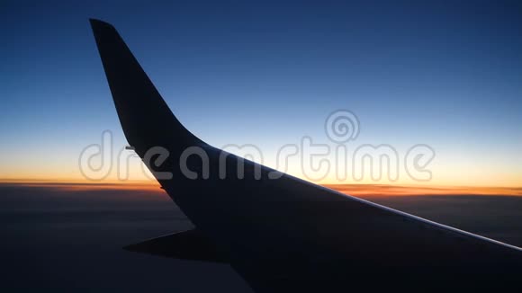 日落时的飞机翼上面有云视频的预览图