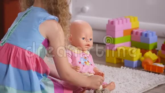 一个小女孩玩娃娃视频的预览图
