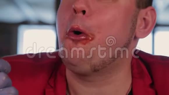 男人吃薯条加番茄酱视频的预览图