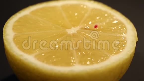 切半鲜混合柠檬含转基因酸汁果肉苦黄皮视频的预览图