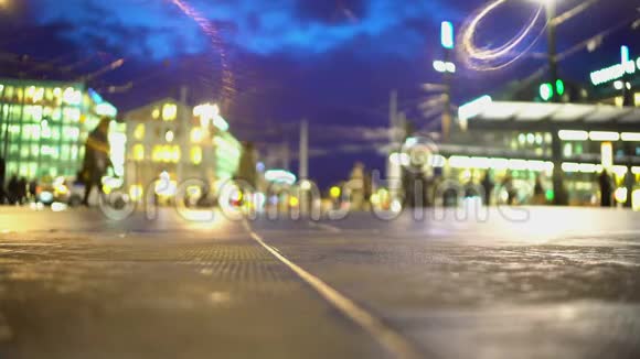 夜晚的城市生活许多人走在广场上靠近照明商场视频的预览图