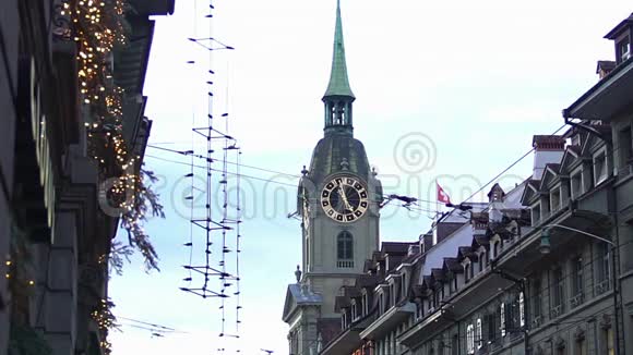 带旧钟楼的圣灵教堂游览瑞士伯尔尼视频的预览图