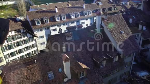 欧洲小镇的春日早晨可以看到瓦屋顶天气不错视频的预览图