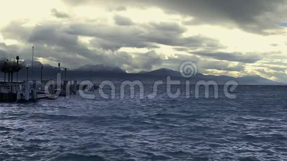 波涛汹涌的水景空旷的湖滨高山上的乌云视频的预览图