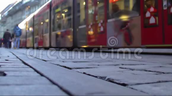 城市有轨电车沿中央街道载客公共交通服务视频的预览图