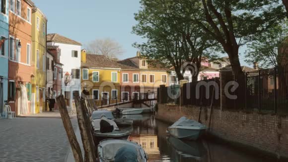 意大利布拉诺岛有运河和有色房屋的街道视频的预览图