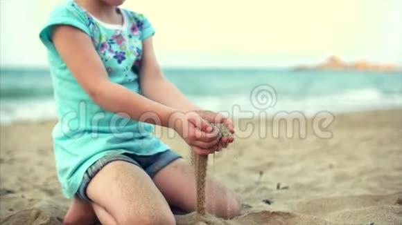 沙滩上的小女孩快乐的小宝宝在沙滩上玩沙子孩子孩子孩子情绪视频的预览图