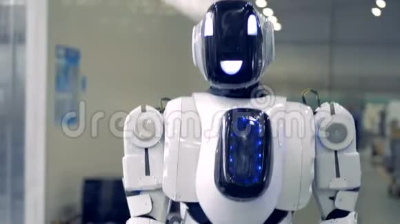 白色机器人走路一边对着镜头微笑4K视频的预览图