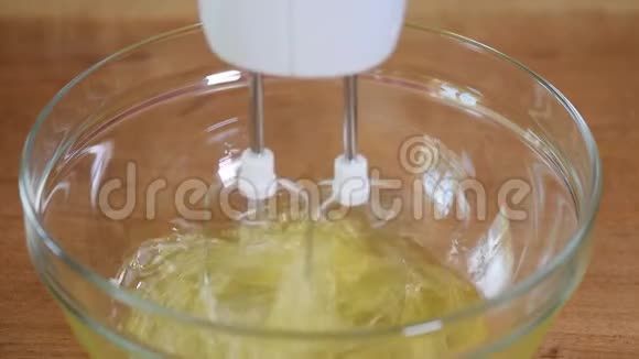 女厨师在碗里打蛋清视频的预览图
