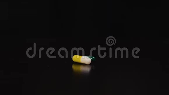 药一束多色圆胶囊的片剂与抗生素药物在包装疾病视频的预览图