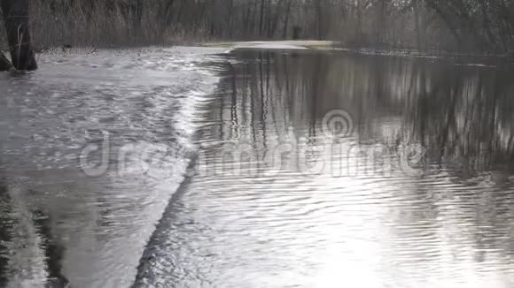 这条河从河岸溢出每年春天当冰雪融化这条河是从河岸出来的视频的预览图
