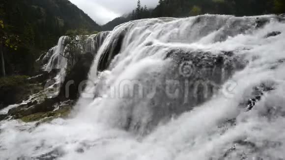 九寨沟瀑布的秋景视频的预览图