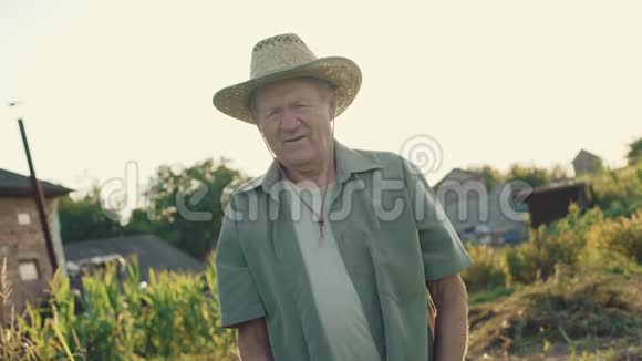幸福的老农的画像展示了手中的西红柿视频的预览图