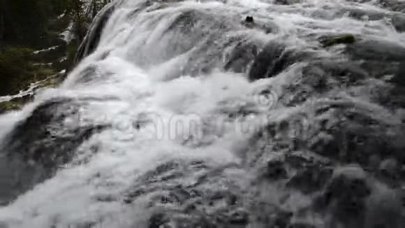 九寨沟瀑布的秋景视频的预览图