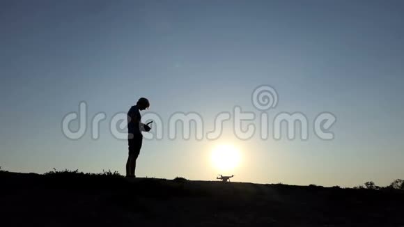 现代人控制着一架飞行无人机在基辅的飞行视频的预览图