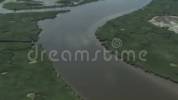 河流平坦的土地景观视频的预览图