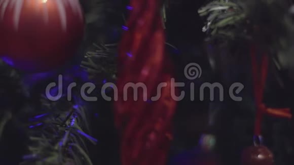 圣诞节和新年装饰背景抽象模糊的博克假日眨巴一下加兰圣诞树灯视频的预览图