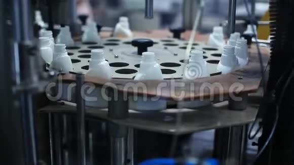 生产线上的塑料瓶工作中的化学工业输送机视频的预览图