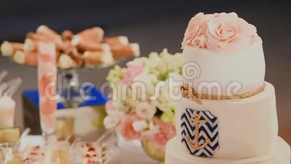 一个蓝带结婚蛋糕视频的预览图