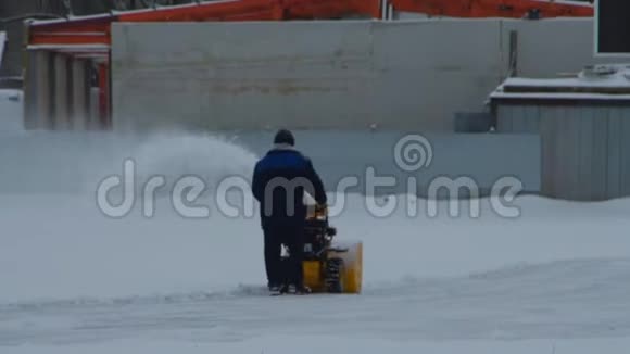 一个雇员用一台特殊的机器清理积雪视频的预览图