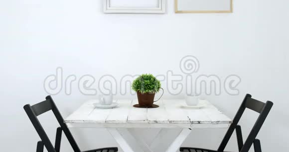 椅子和靠墙的桌子视频的预览图
