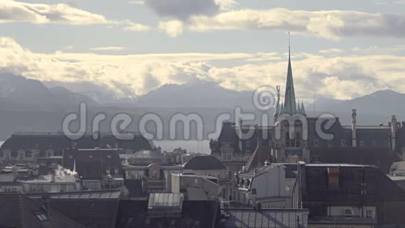 圣弗朗索瓦教堂的哥特式尖顶瑞士洛桑的朦胧城市景观视频的预览图