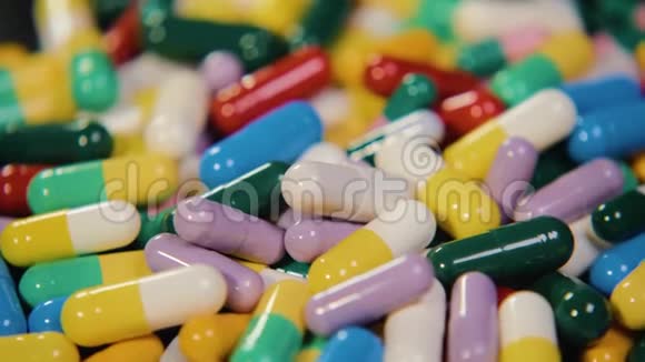 药一束多色圆胶囊的片剂与抗生素药物在包装疾病视频的预览图