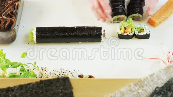 安排寿司卷视频的预览图