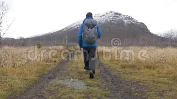一个人带着背包旅行徒步探险他过着积极健康的生活视频的预览图