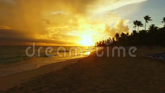 日落时分在海滩上奔跑的人视频的预览图