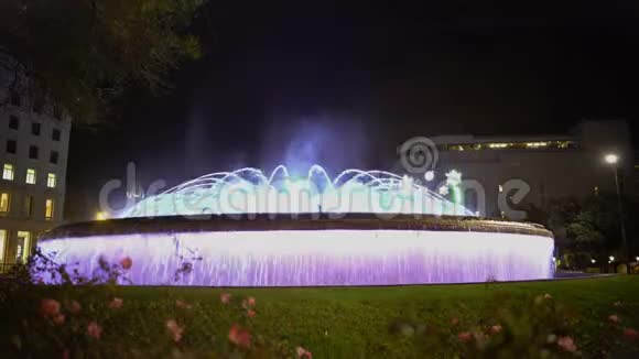 美妙的舞蹈喷泉明亮的水流在夜晚移动到音乐中视频的预览图
