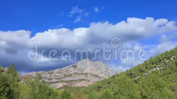 时间推移塞恩特维克图瓦山上空的云层视频的预览图