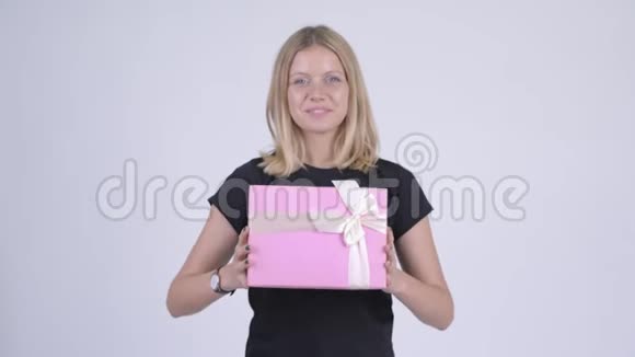年轻的金发女郎送礼物视频的预览图