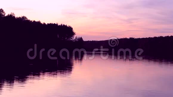粉红色的日落在河上视频的预览图