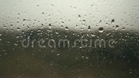 雨滴出现在窗户玻璃上雨起液滴背景视频的预览图