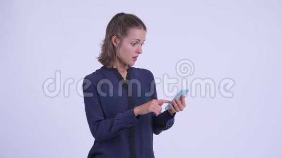 伤心的年轻女商人用电话接坏消息视频的预览图